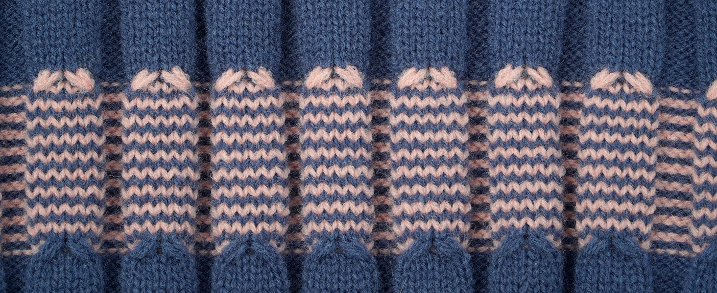 Теплий зимовий пуловер для собак маленьких порід з отвором для повідка, з малюнком 