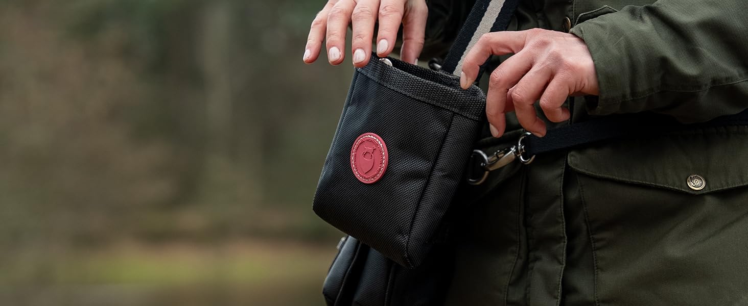 Текстильний ласощі-мішечок для собак WILD HAZEL Leckerlibeutel (Dark Choco) з магнітним закриттям та кліпсою для ременя