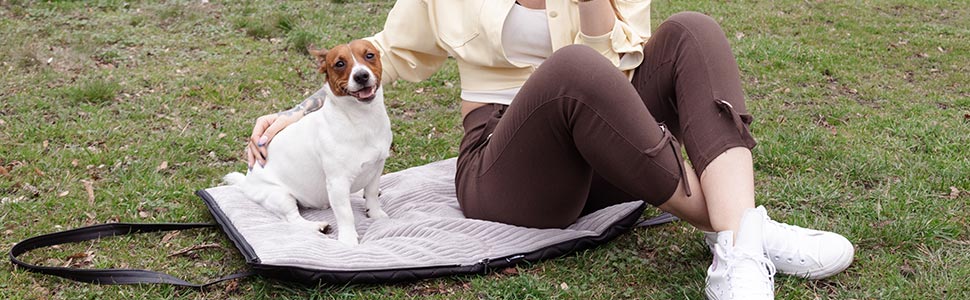 FREUDENTIER Килимок для собак на вулицю, складний | З м'якою поверхнею з штучної шкіри з корду | Легко миється, водо- та брудовідштовхуючий | Для подорожей, Made in EU (75x60 см)