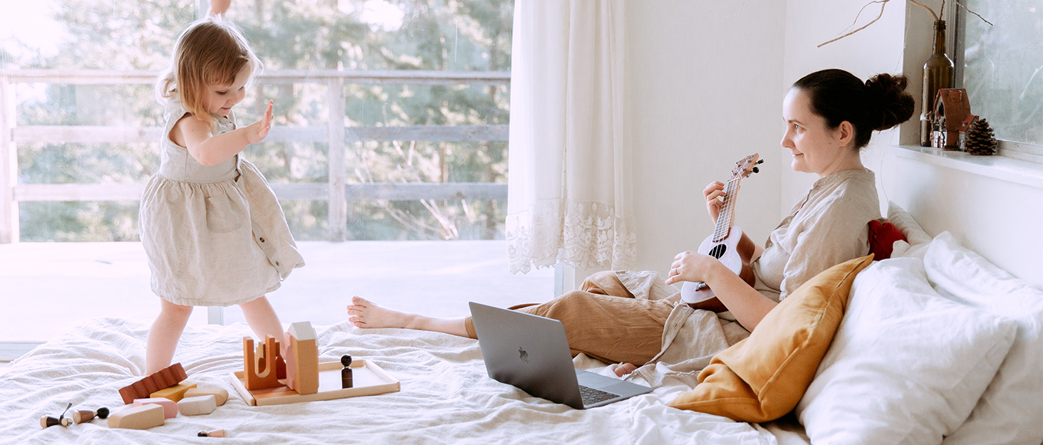 Будка для собак DREAMADE з пластику, вологостійка, для внутрішнього та зовнішнього використання, з піднятою платформою