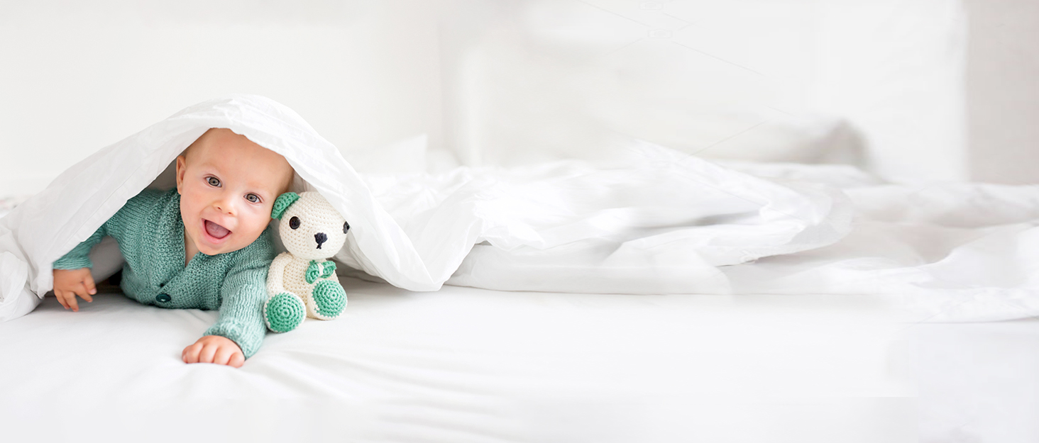 Захист для дверей COMOMY з дверцятами для котів, 75-103 см. Захист для собак та котів без свердління, автоматичне закриття, розширюваний, білий