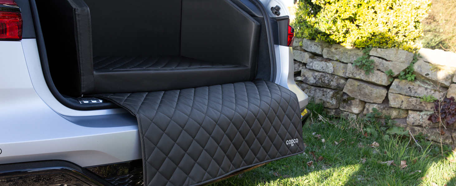 Ліжко для собак у багажник CopcoPet - 90x70x38 см, штучна шкіра, захист багажника, водовідштовхувальне, стійке до подряпин, система кріплення, захисний коврик, червоно-чорний колір