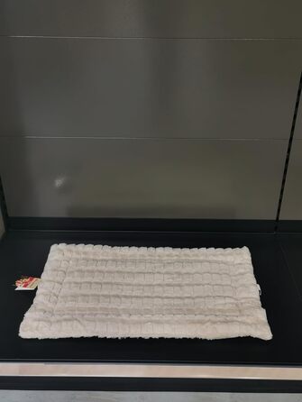 Лежак для собак Flamingo Verona прямокутний, бежевий, 85,5x51x2 см, м'який плюш, знімний чохол, антиковзке дно, можна прати