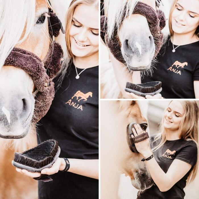 Гнучка ергономічна щітка Animalon CareFlex з овечої шерсті та кінського волосу для догляду за конем