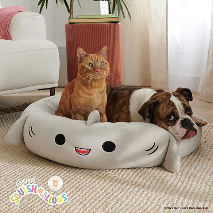 Ліжко для домашніх тварин Squishmallows Gordon Акула 61 см, середнє, ультрам'яке, офіційне плюшеве ліжко